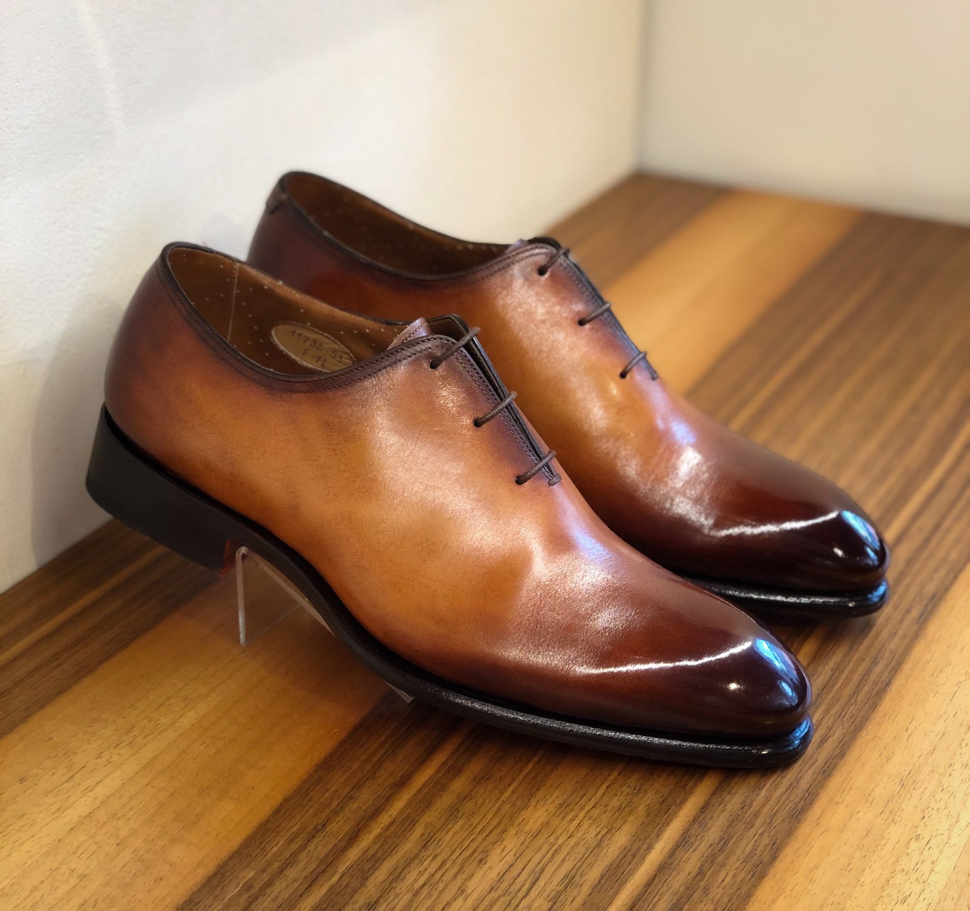 SANTONI ONE CUT • Luxury Shoes in Geneva | Brogue